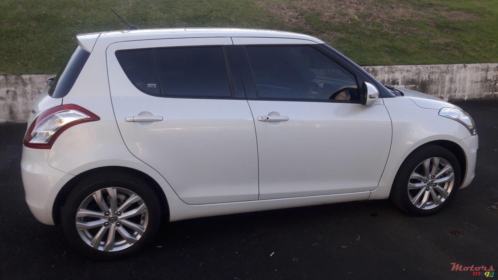 2015' Suzuki Swift Glx Japan photo #4