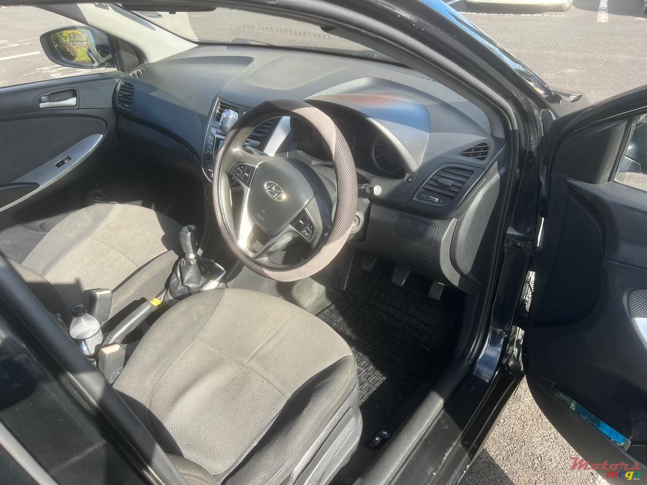 2011' Hyundai Accent photo #3