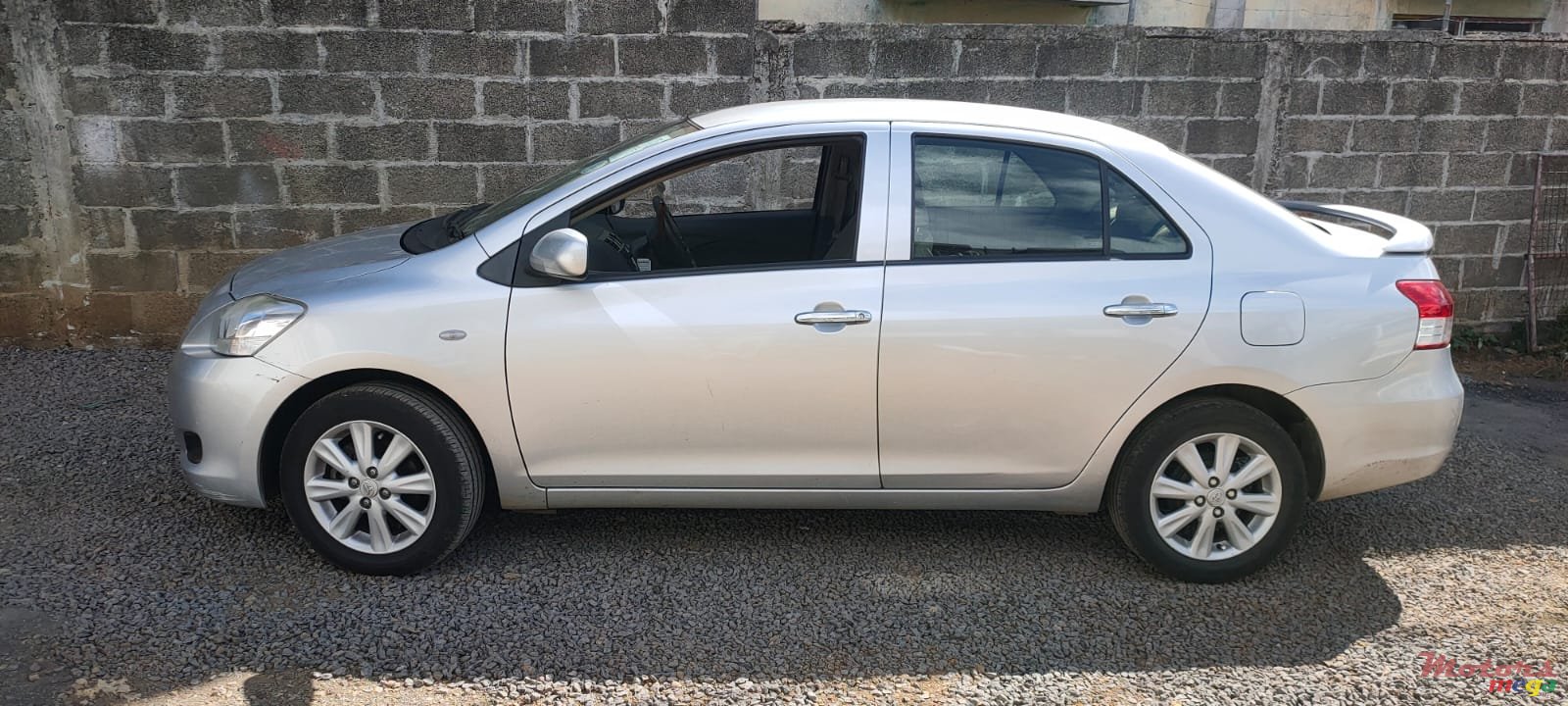 2013' Toyota Yaris photo #2