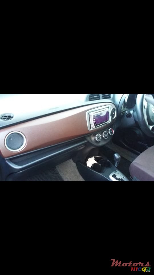 2011' Toyota Vitz 1000 cc photo #5