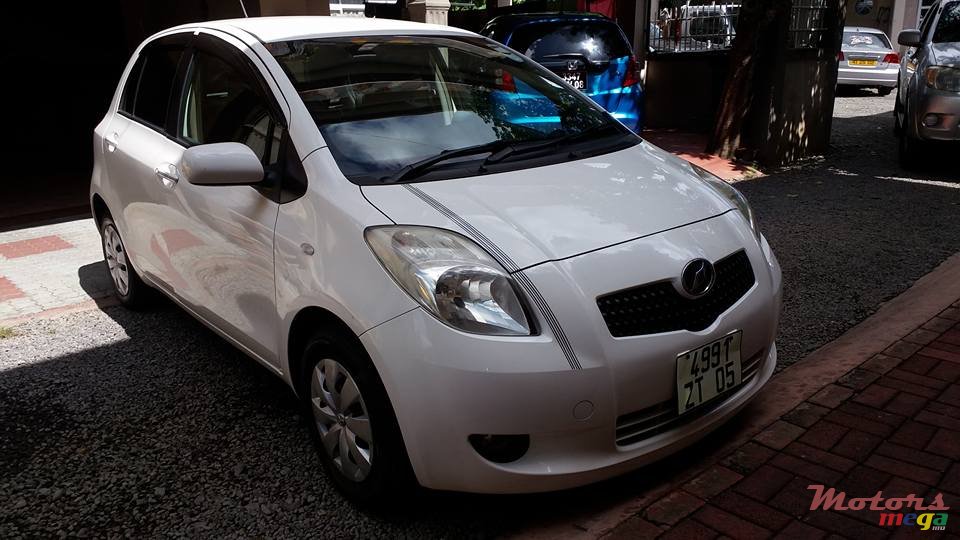 2005' Toyota Vitz photo #2