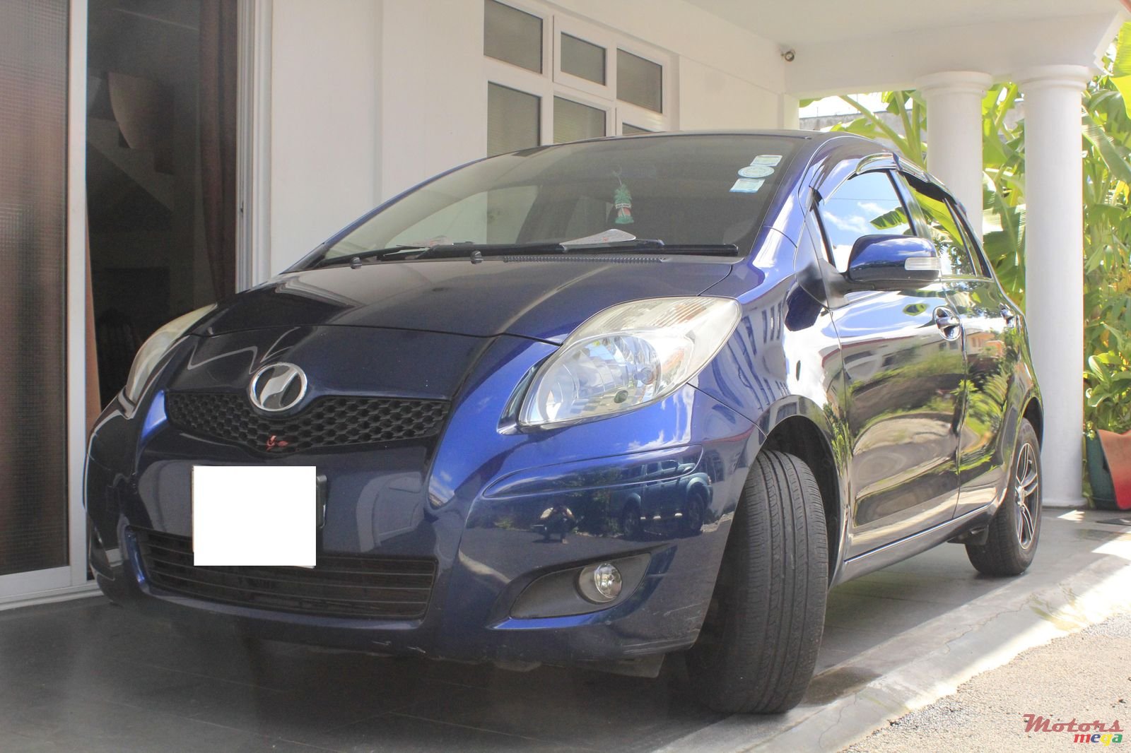 2009' Toyota Vitz photo #1
