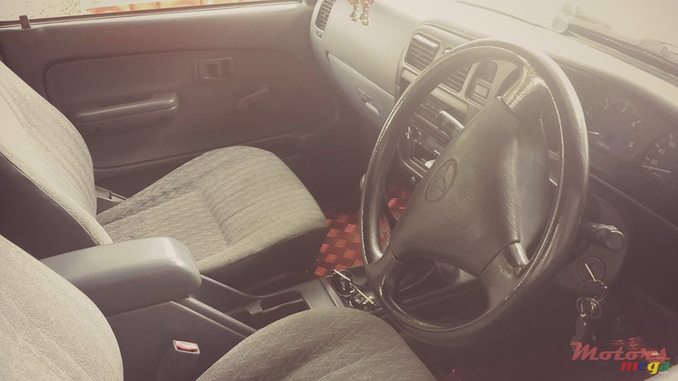 2004' Toyota Hilux photo #4