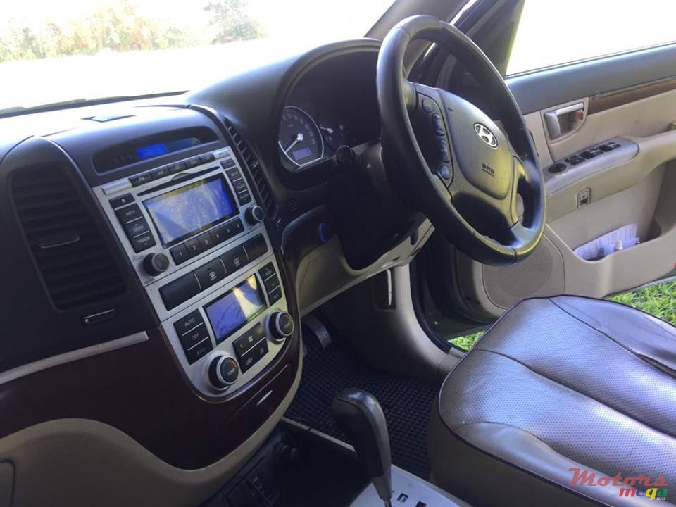 2009' Hyundai Santa Fe photo #5
