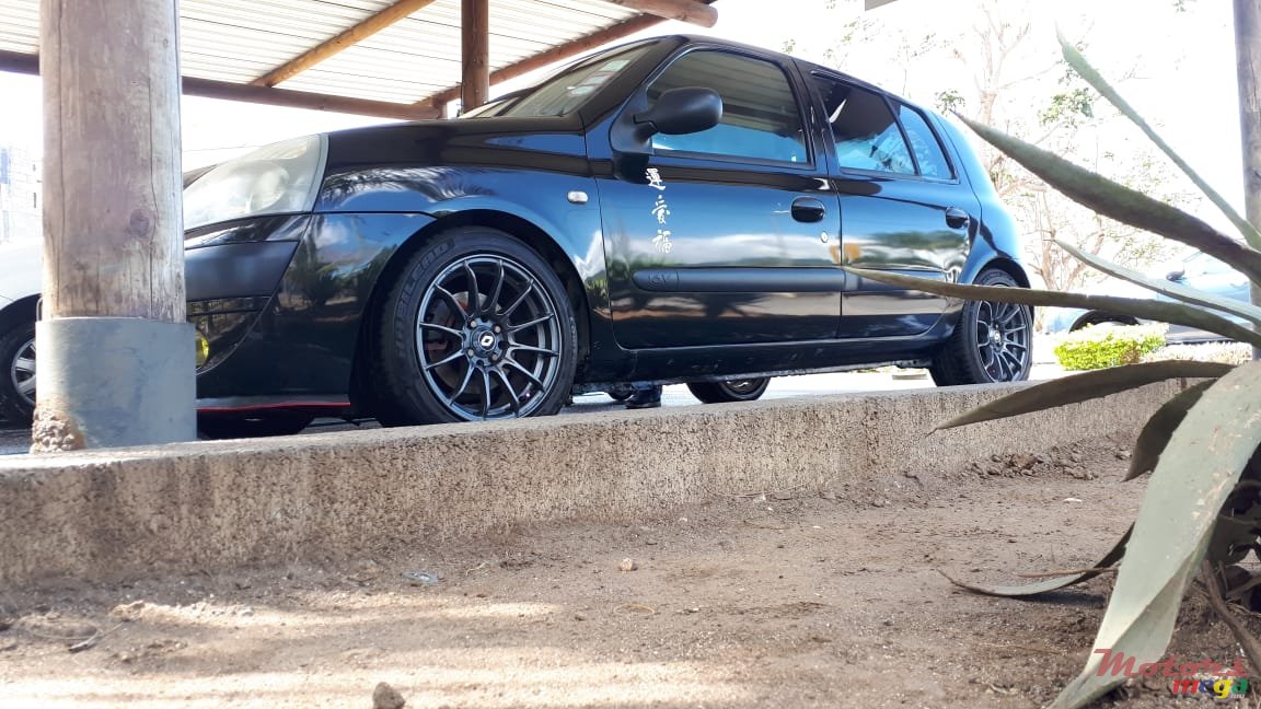 2005' Renault Clio Hatch Back photo #7