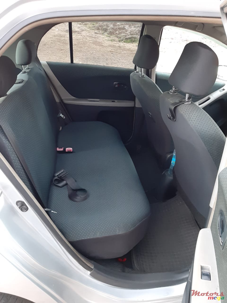 2006' Toyota Vitz photo #1