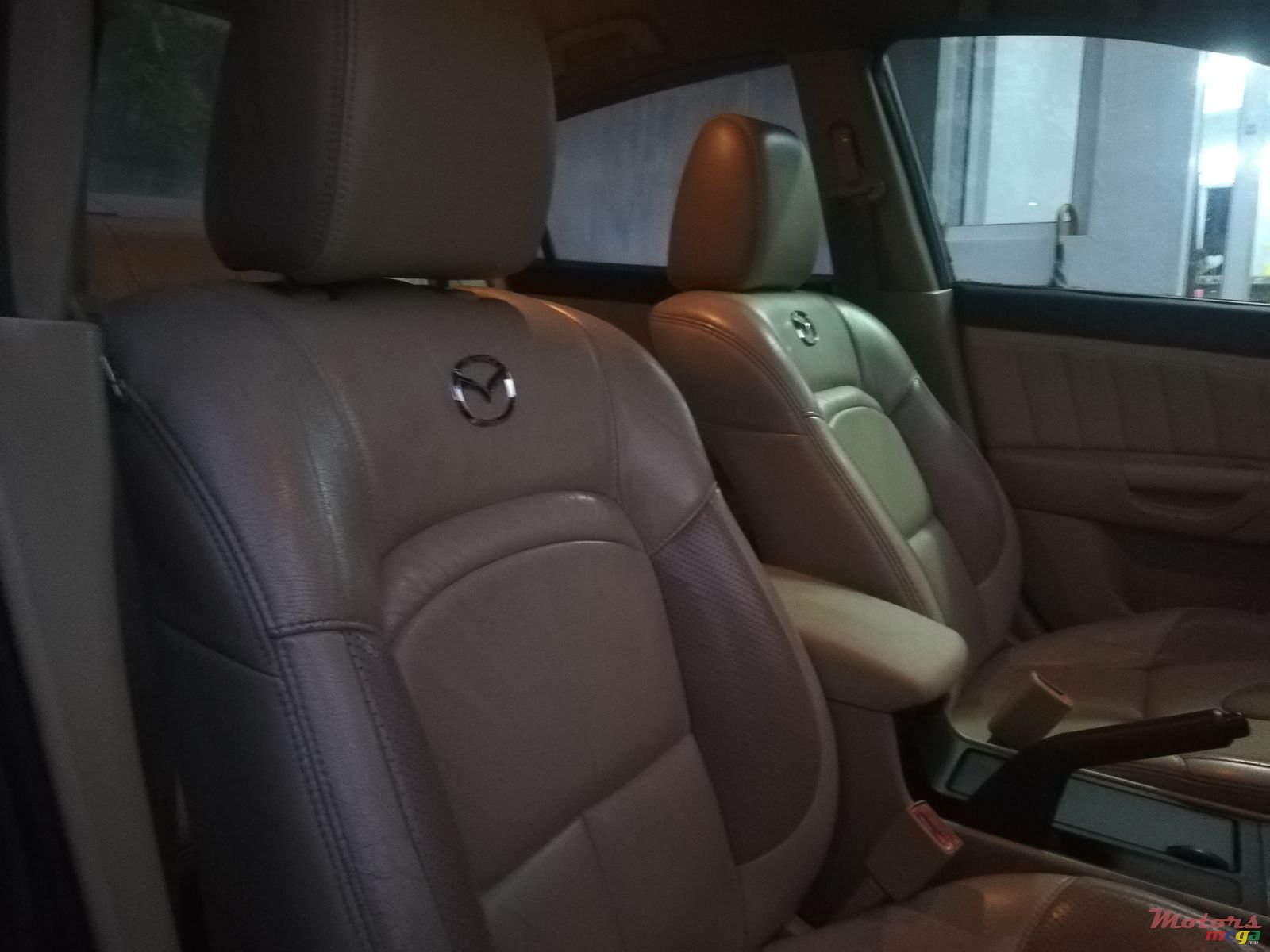 2004' Mazda 3 Luxury editions photo #3