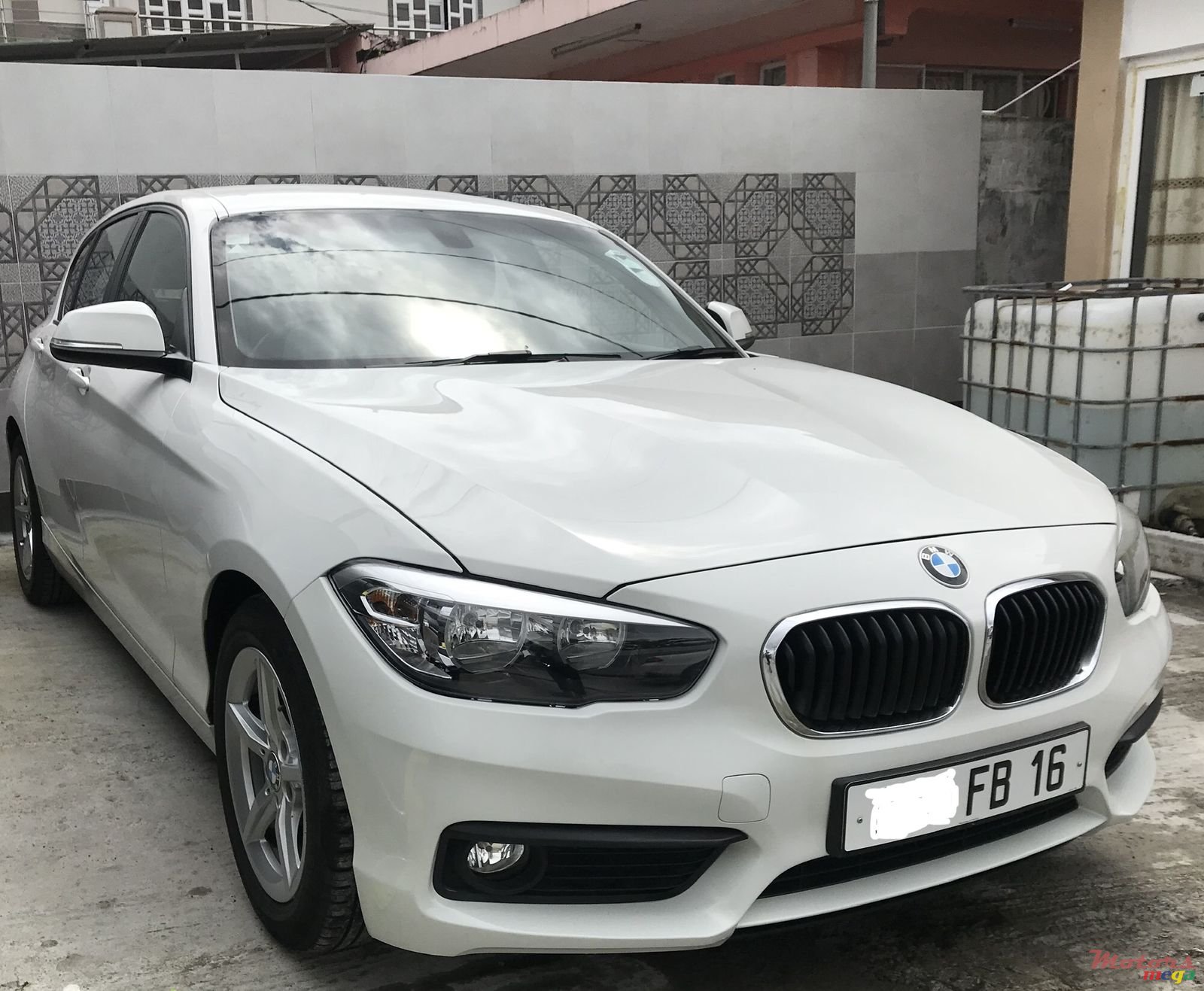 2016' BMW 1 Series 5 Door photo #2