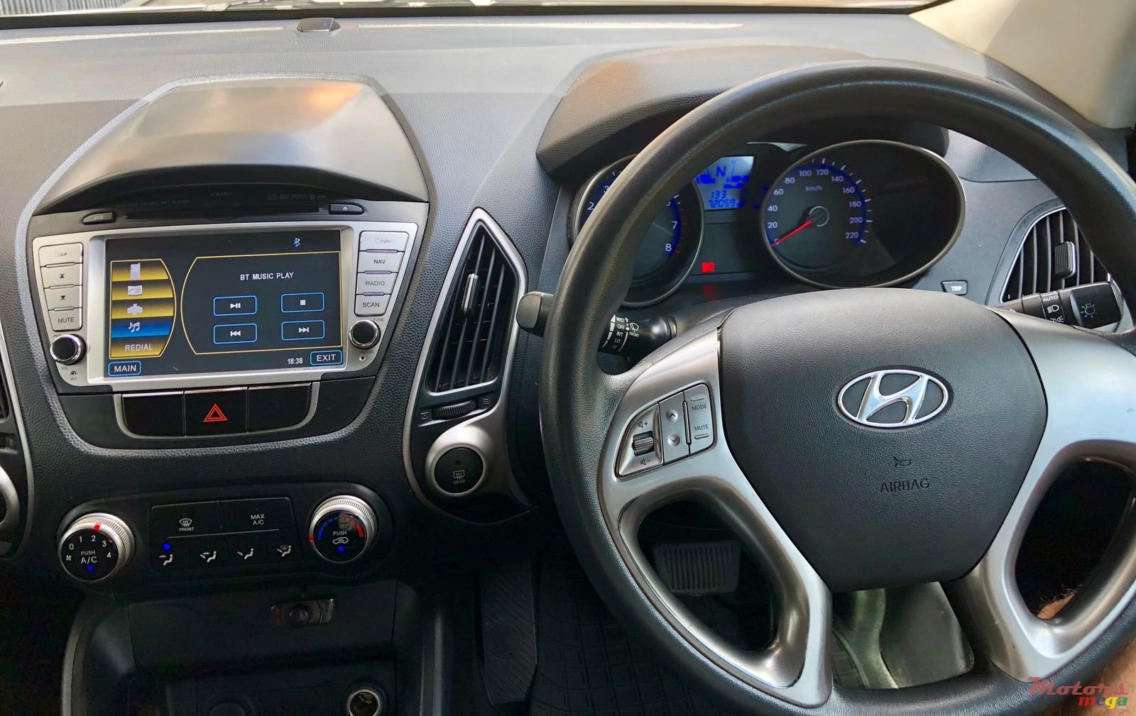 2011' Hyundai ix35 4WD photo #3