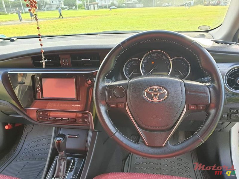 2017' Toyota Auris photo #2