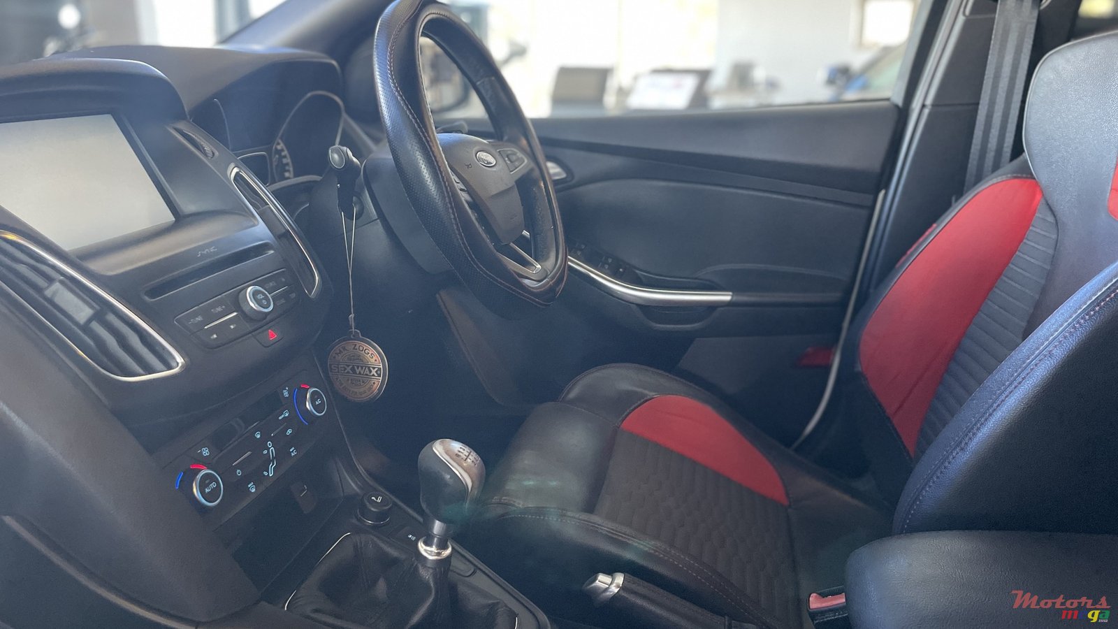 2017' Ford Focus ST photo #3