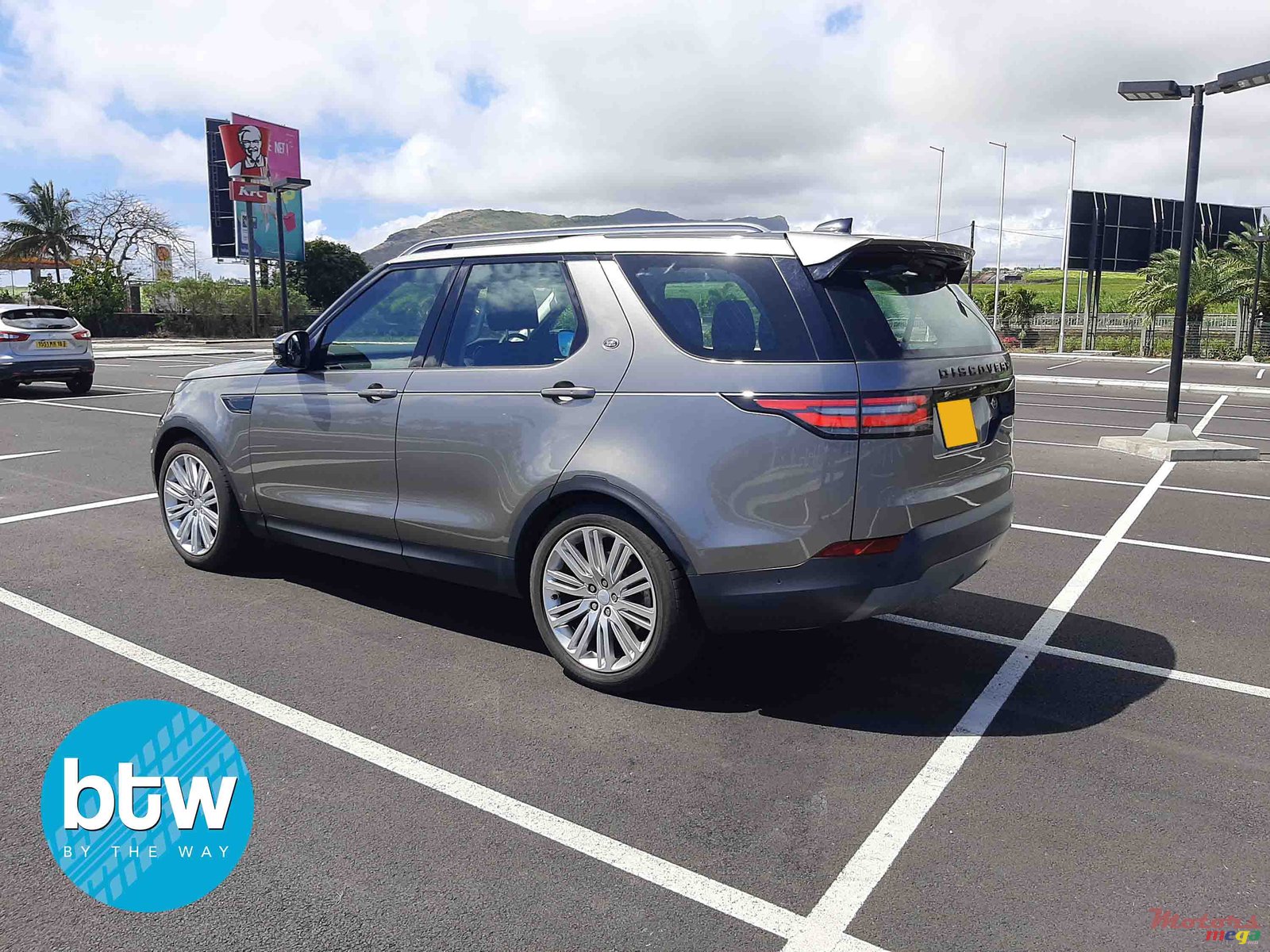 2017' Land Rover Discovery photo #3