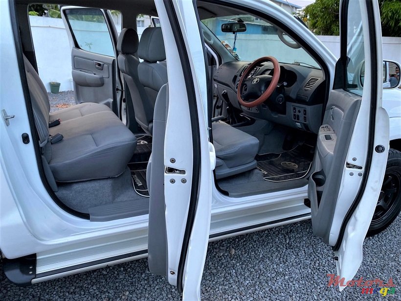 2010' Toyota Hilux Manual 2.5L photo #4