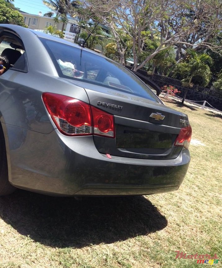 2010' Chevrolet Cruze LS photo #3