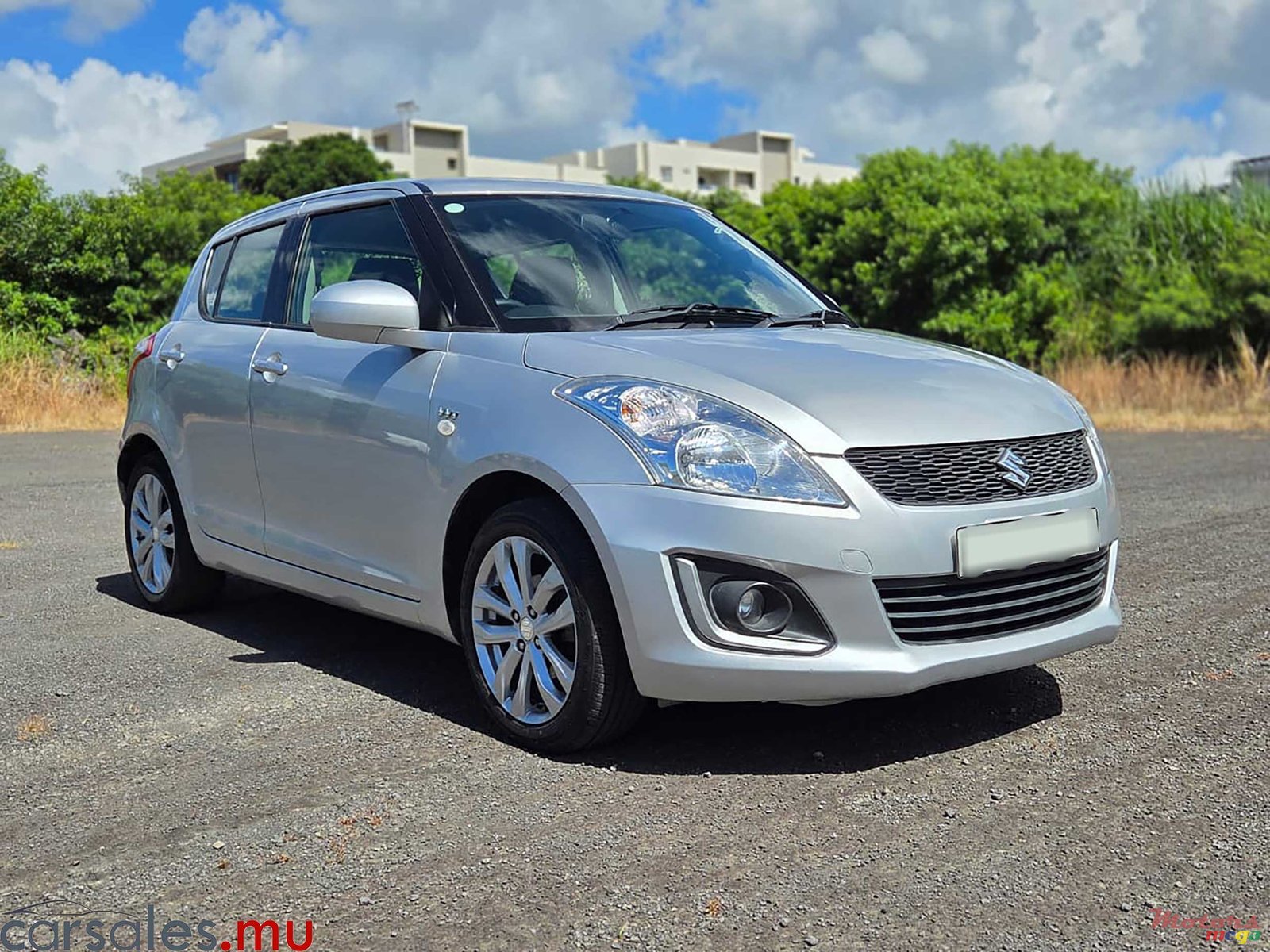 2014' Suzuki Swift 1.4 GLX photo #2