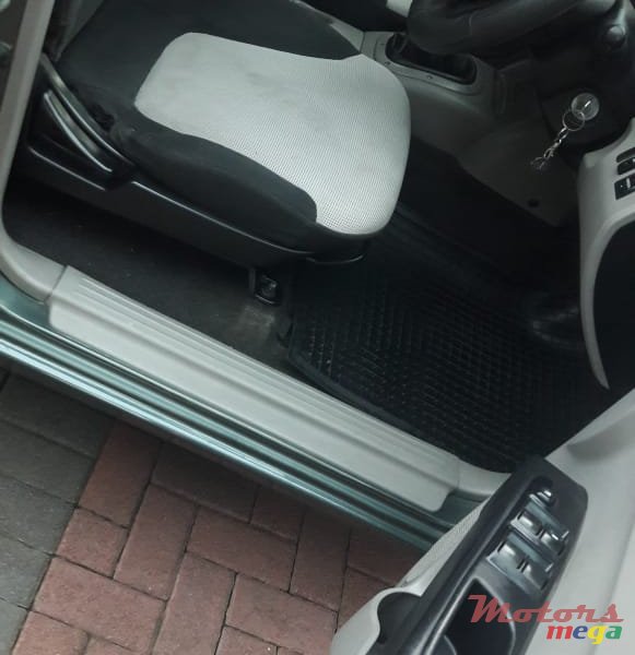 2010' Mitsubishi L 200 original photo #4