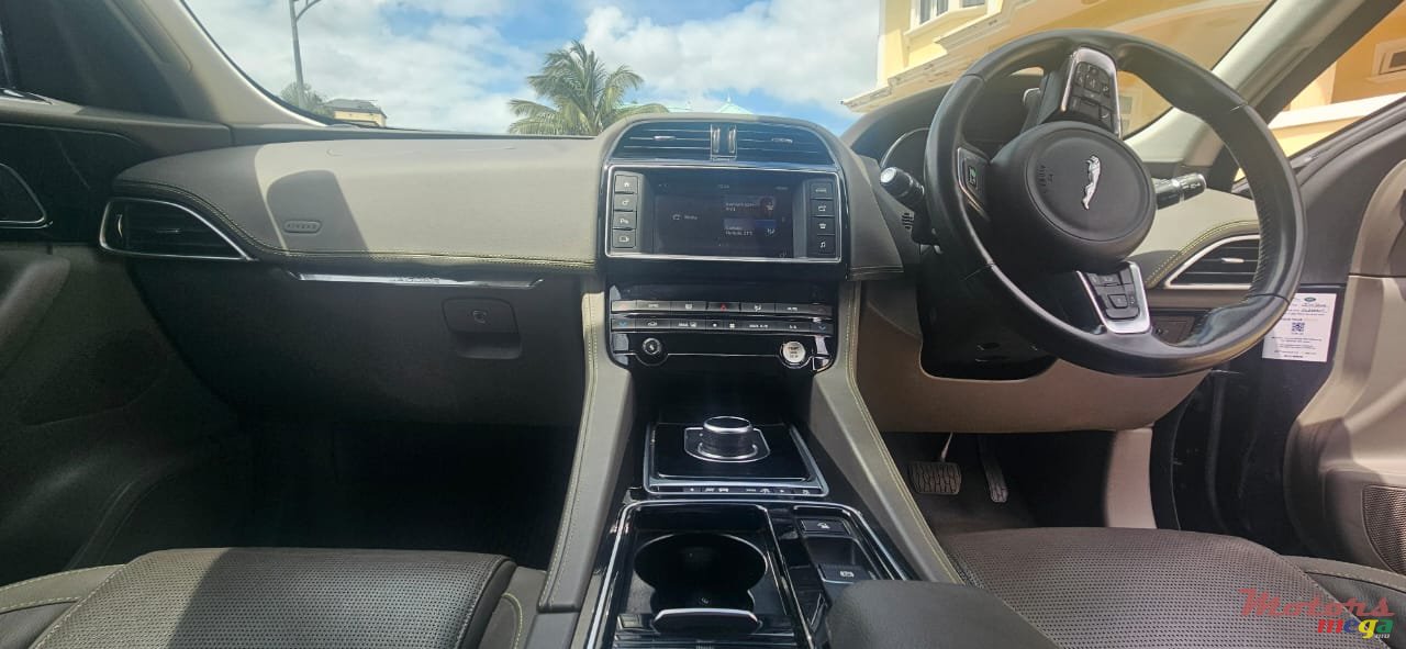 2017' Jaguar F-Pace photo #6