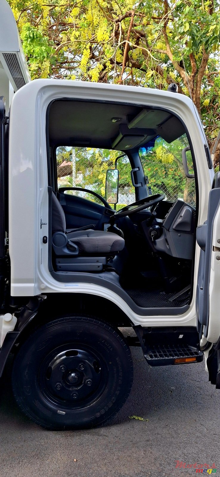 2016' Isuzu FRR photo #4