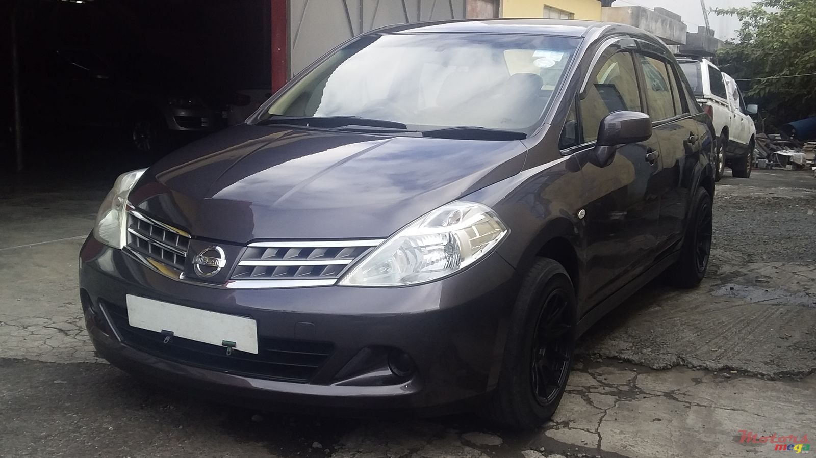 2009' Nissan Tiida photo #2