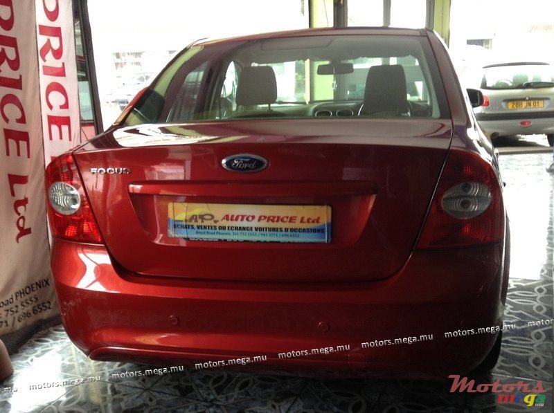 2011' Ford Focus photo #3