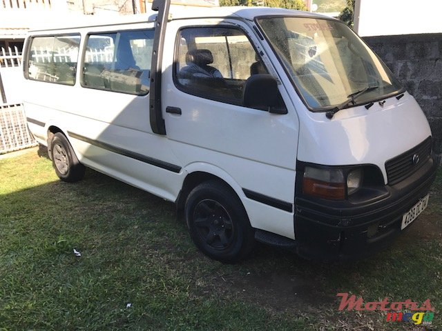 2004' Toyota HiAce photo #1