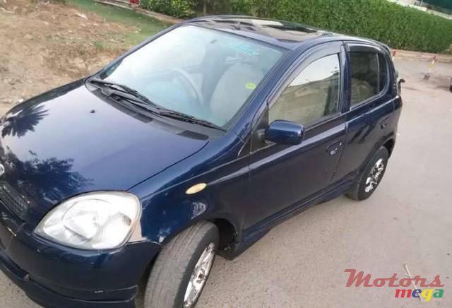1999' Toyota Vitz photo #1