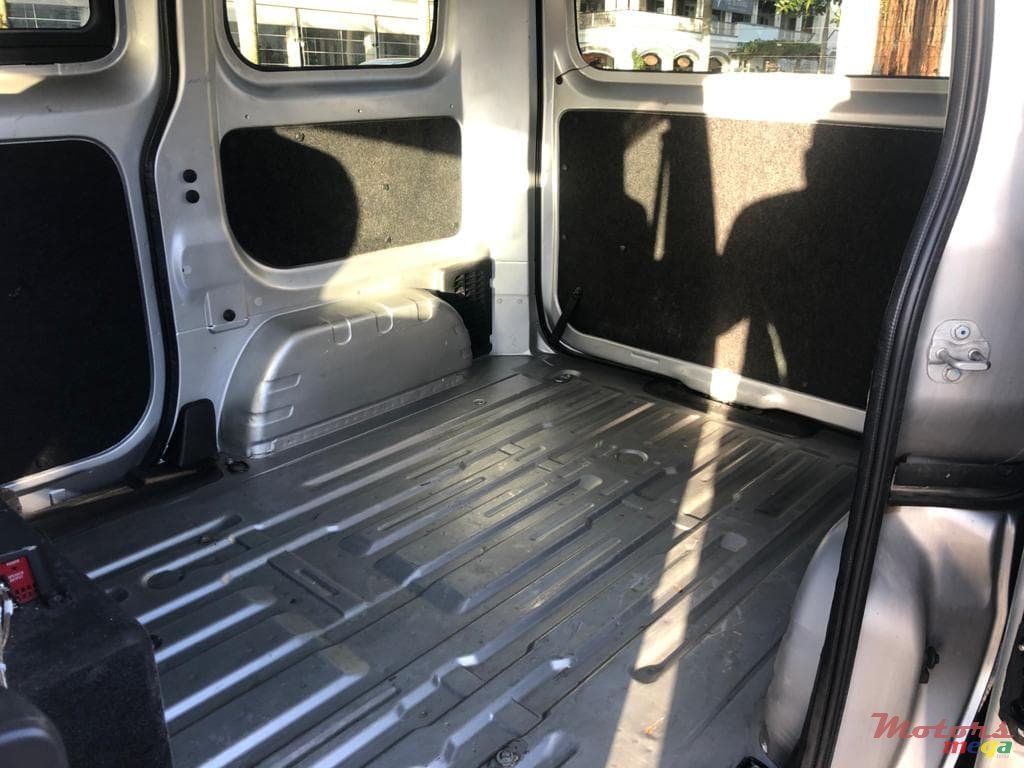 2015' Nissan NV photo #4