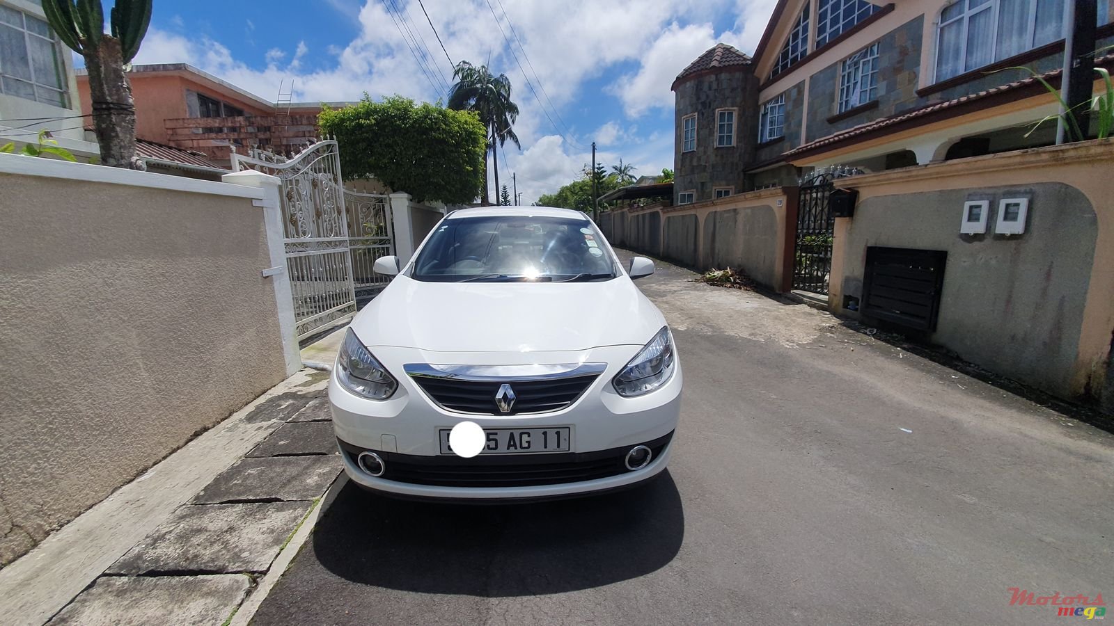 2011' Renault Fluence photo #1