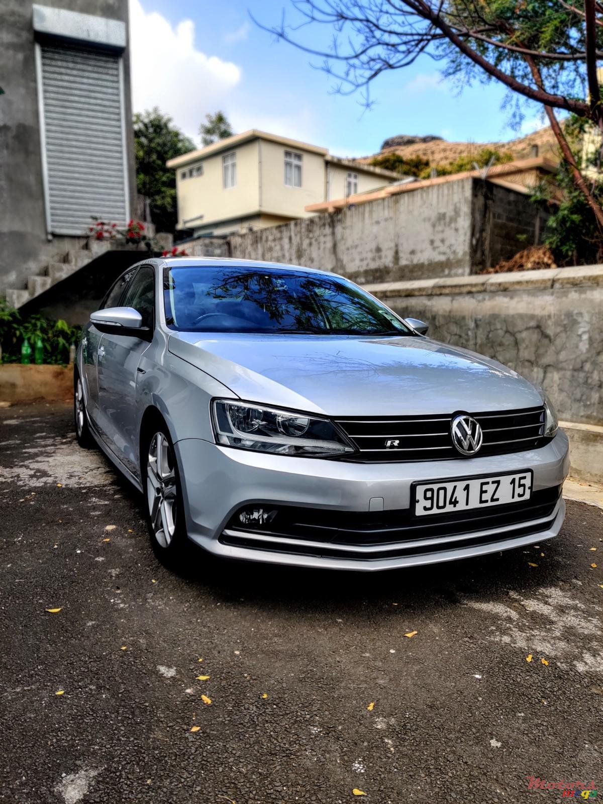 2015' Volkswagen Jetta TSI R-Line photo #1
