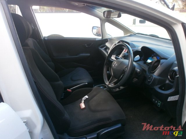 2013' Honda FCX Clarity fit hybrid photo #3