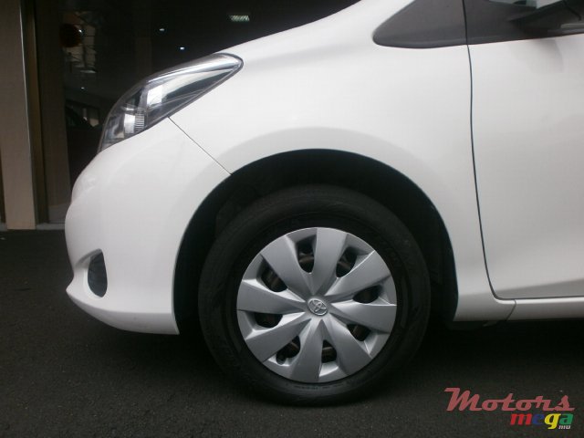 2013' Toyota Vitz photo #7