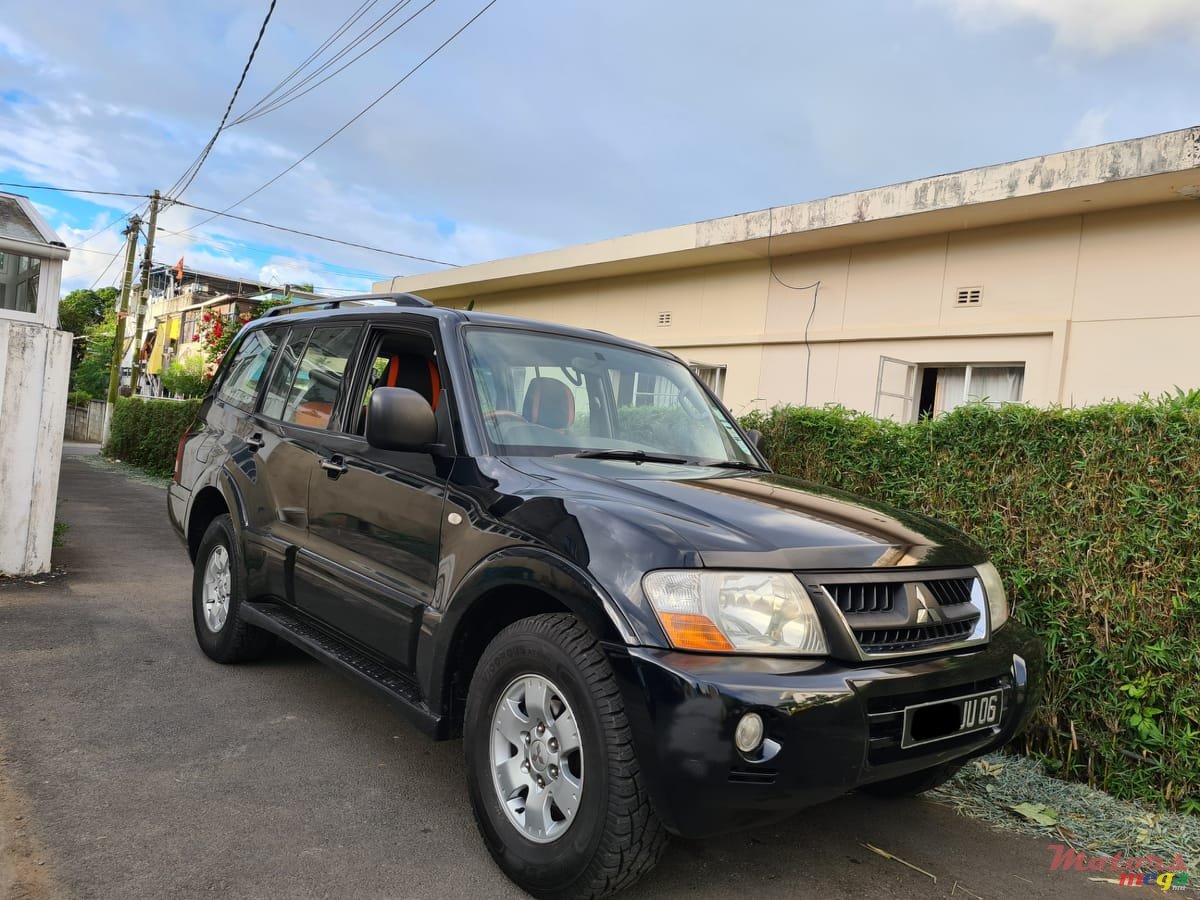 2006' Mitsubishi Pajero photo #1