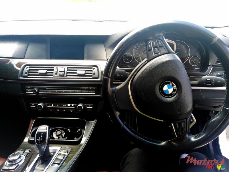 2012' BMW 5 Series photo #2