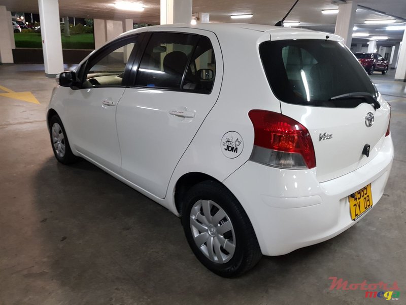 2009' Toyota Vitz automatic photo #3