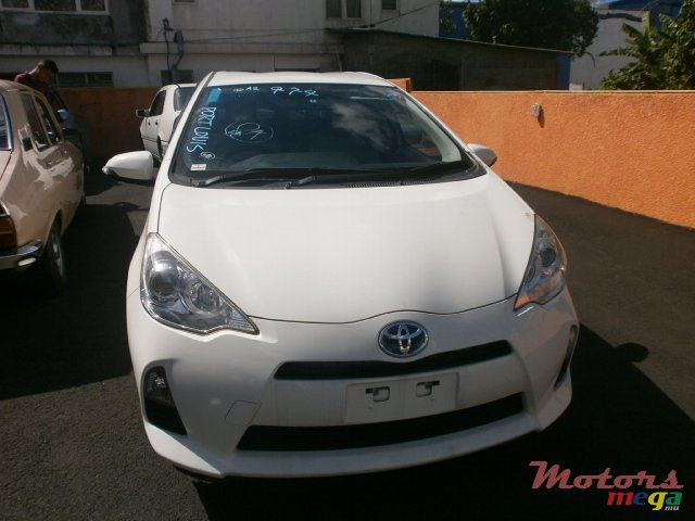 2013' Toyota Prius aqua photo #1