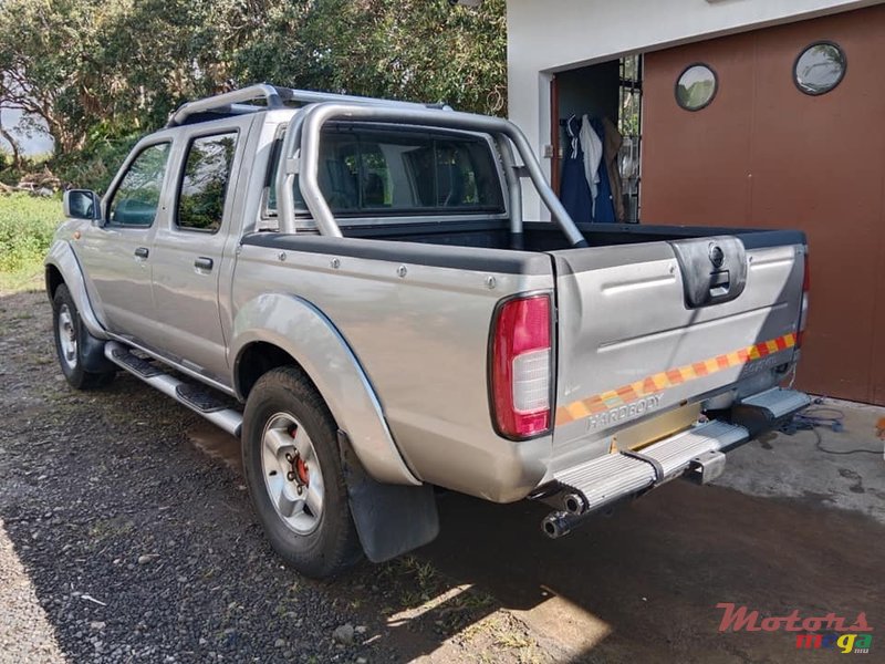 2005' Nissan Hardbody 2X4 photo #3