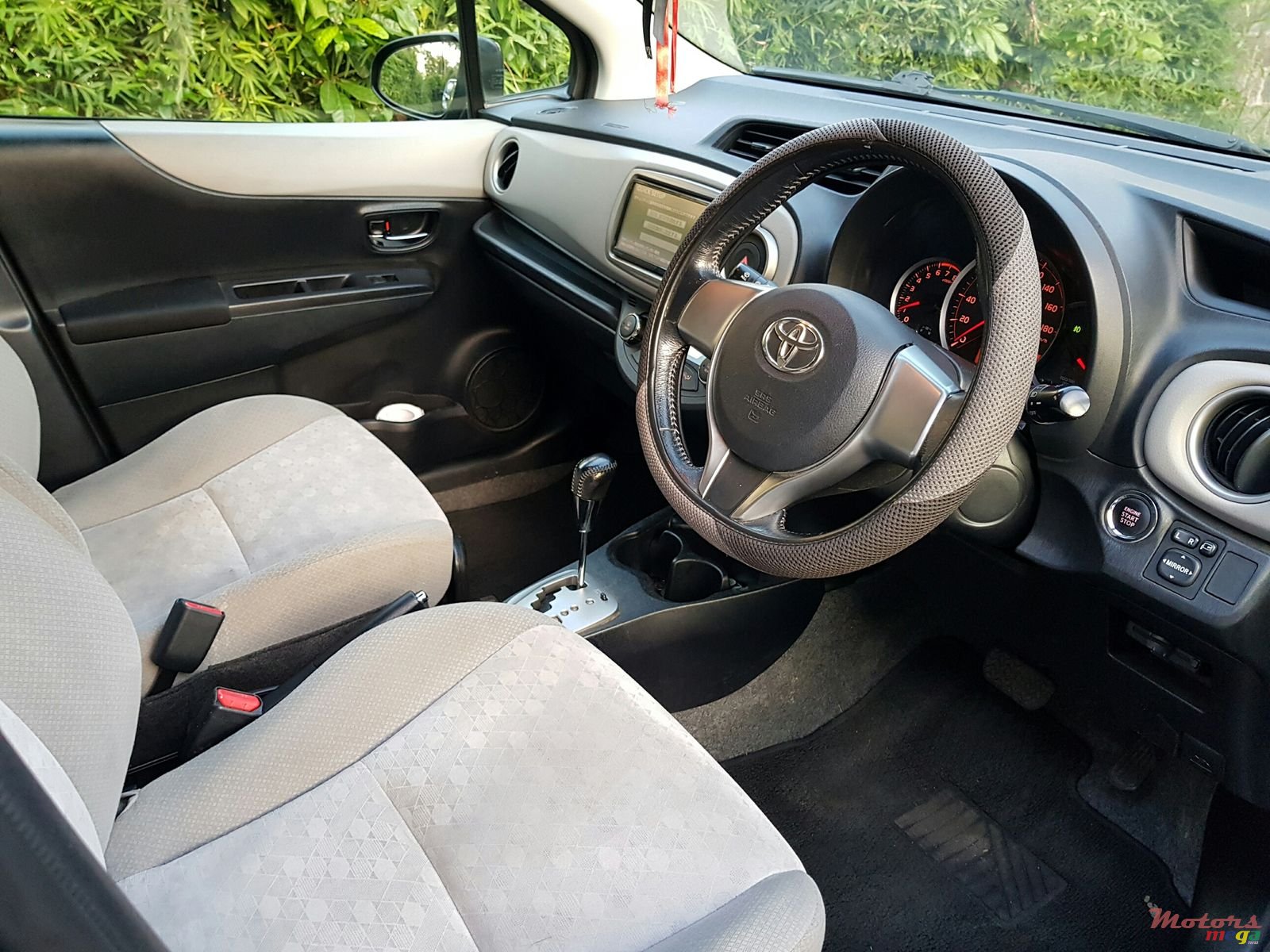 2011' Toyota Vitz 1300 photo #6