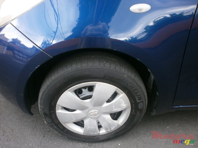 2007' Toyota Vitz photo #2
