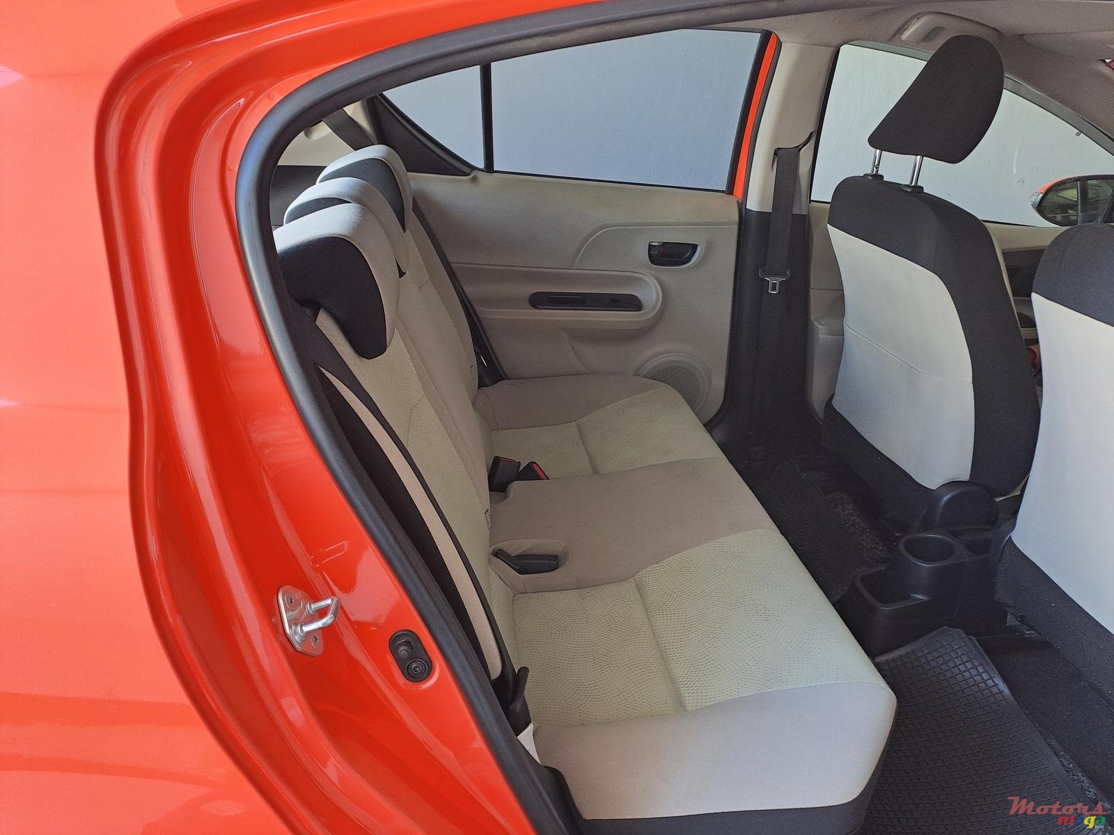 2013' Toyota Aqua photo #3