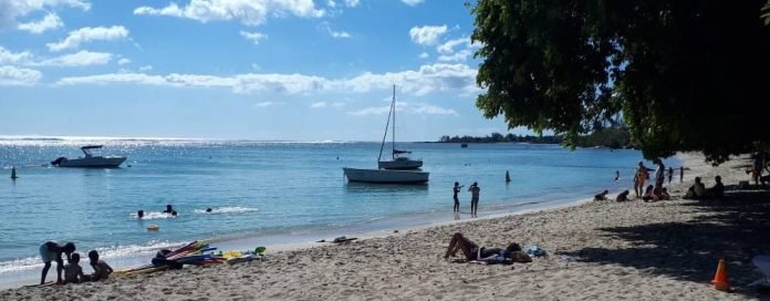 Post-Wakashio : L’interdiction de nager, surfer et les sorties en bateau levée pour certaines plages