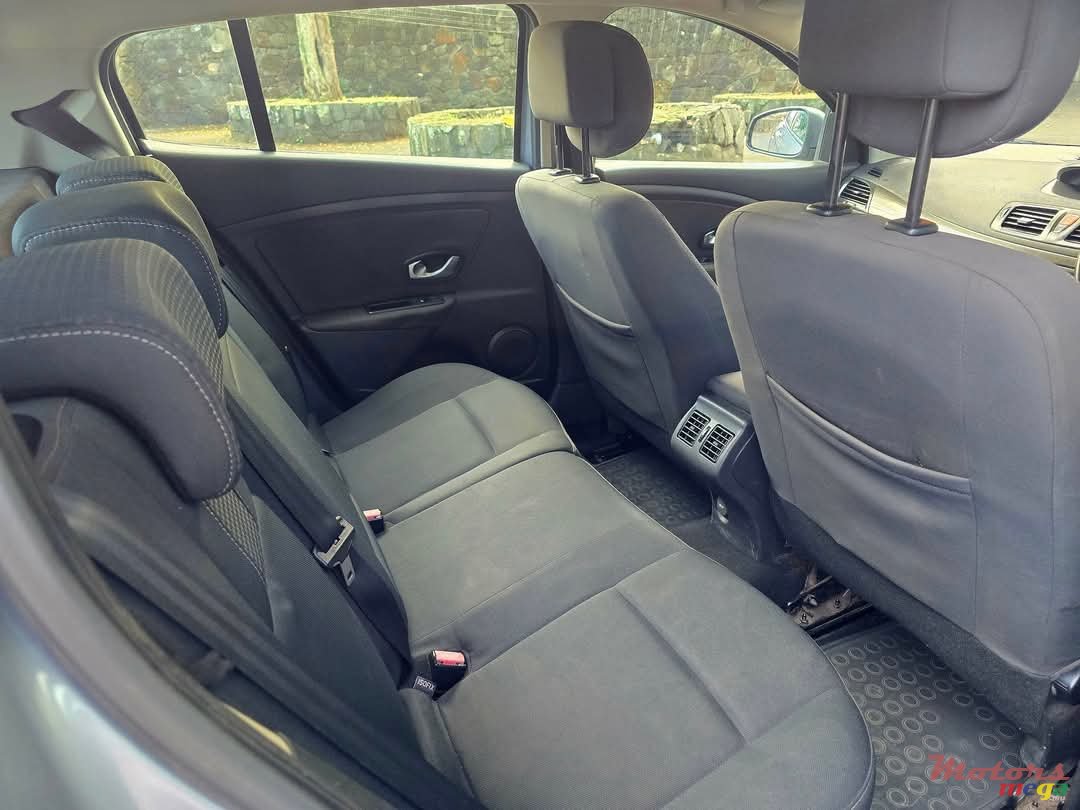 2011' Renault Megane photo #7