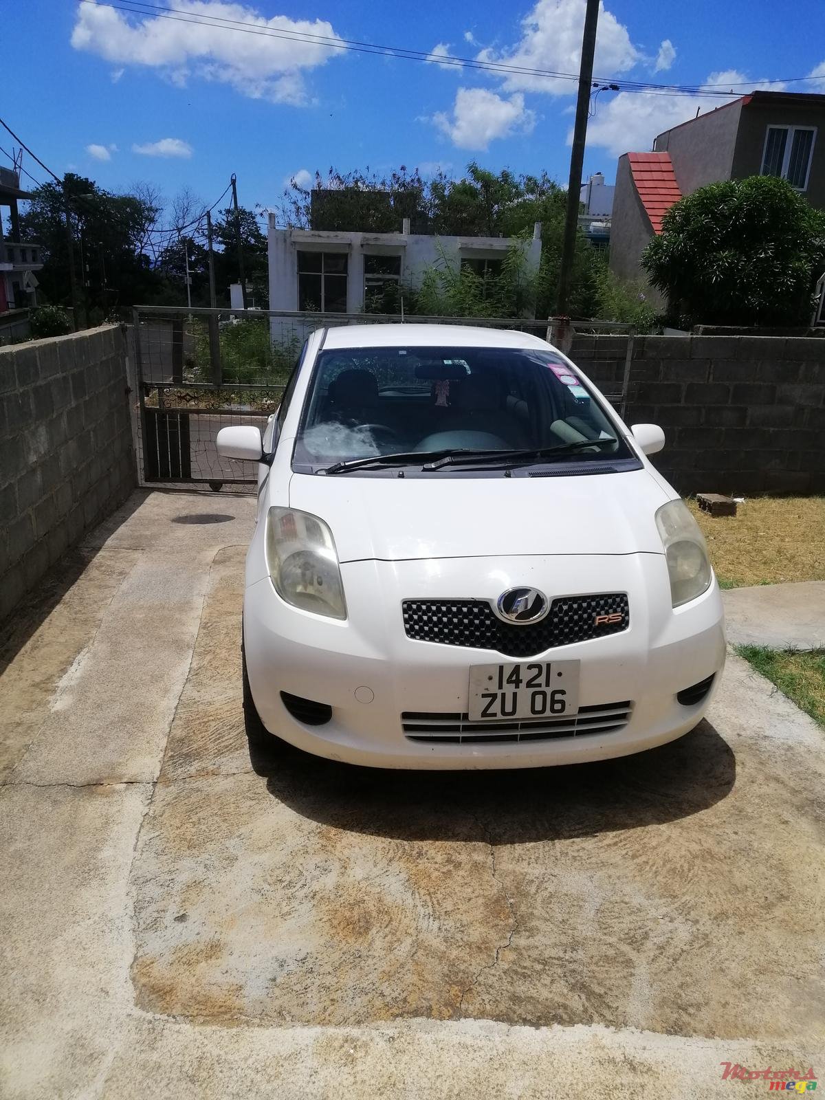 2006' Toyota Vitz photo #1