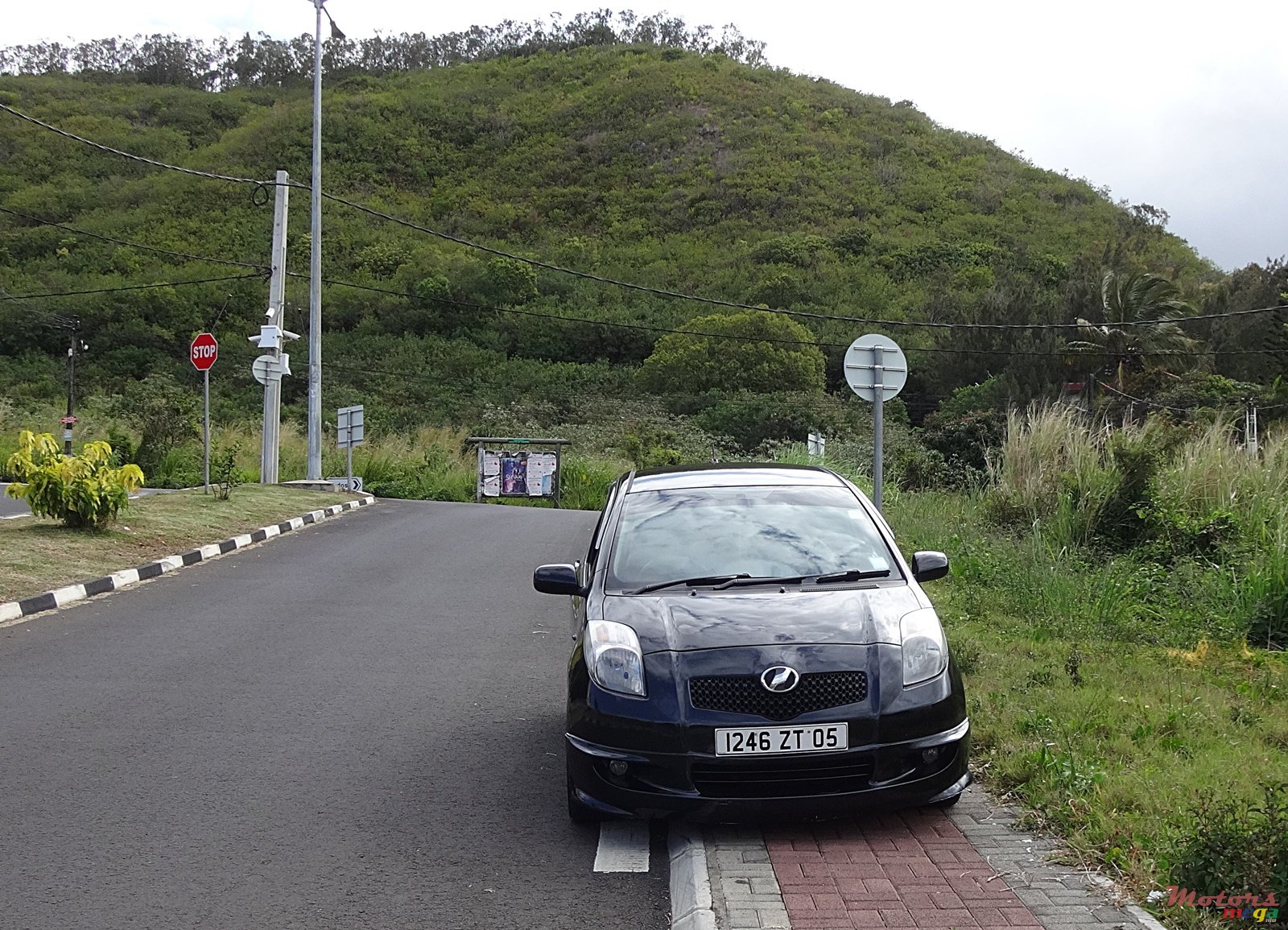2005' Toyota Vitz photo #1