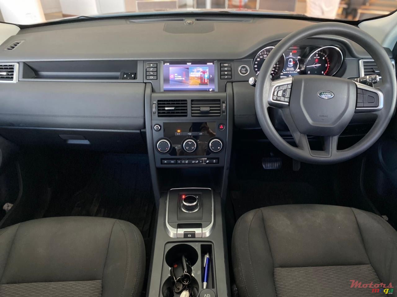 2017' Land Rover Discovery photo #3