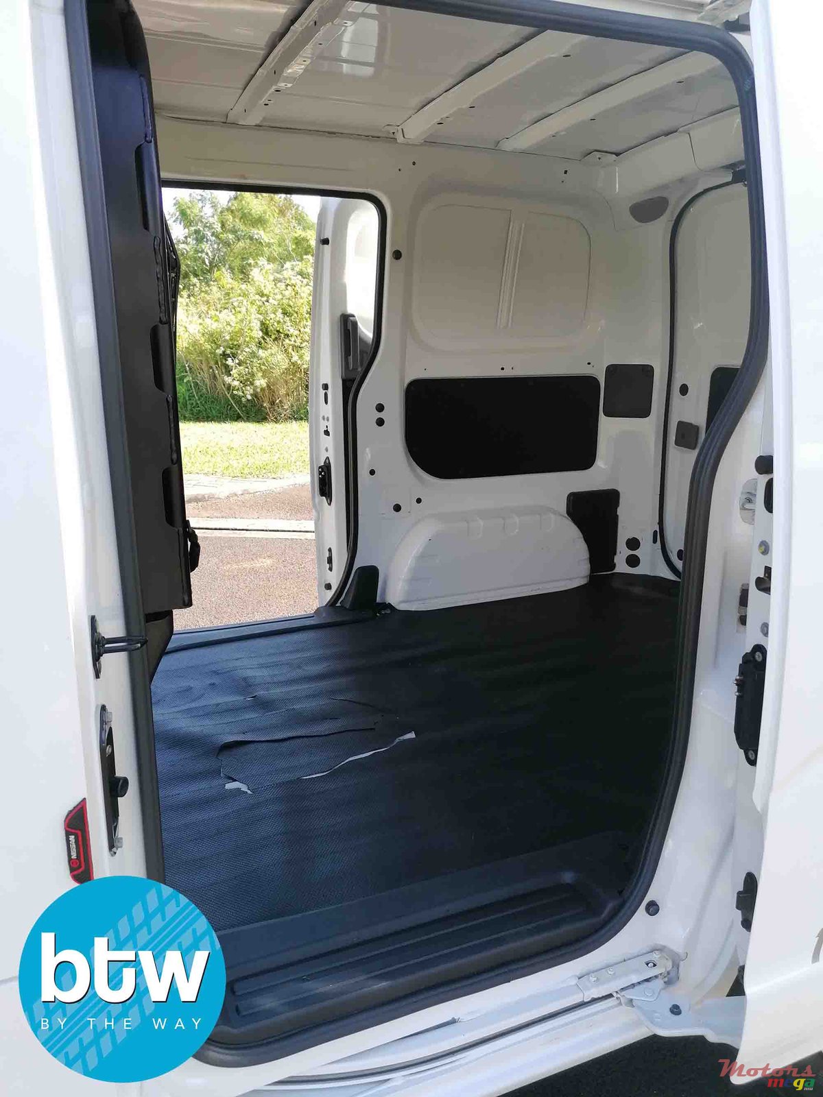 2018' Nissan NV photo #4
