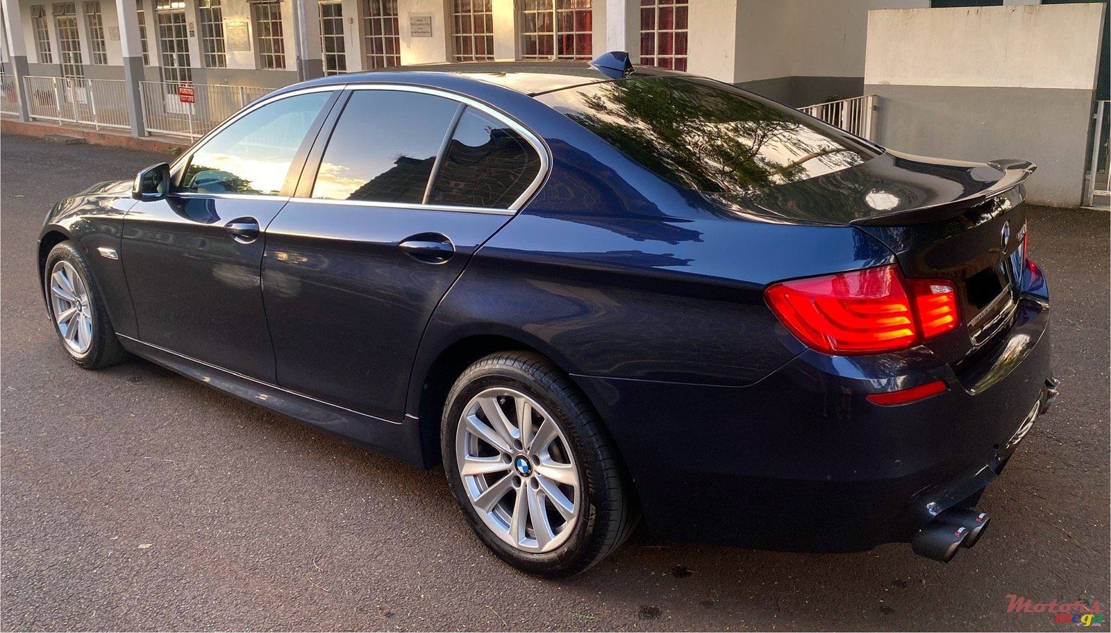2010' BMW 5 Series 523i photo #5