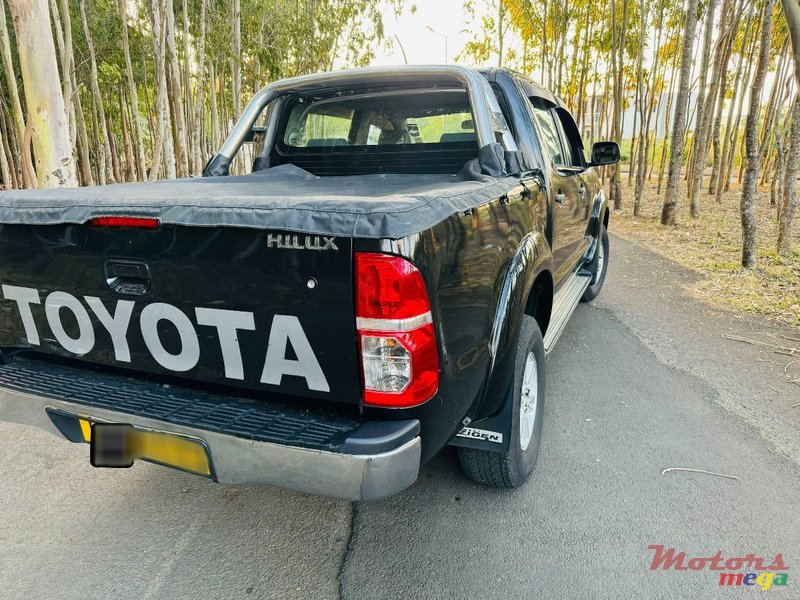 2013' Toyota Hilux black photo #2