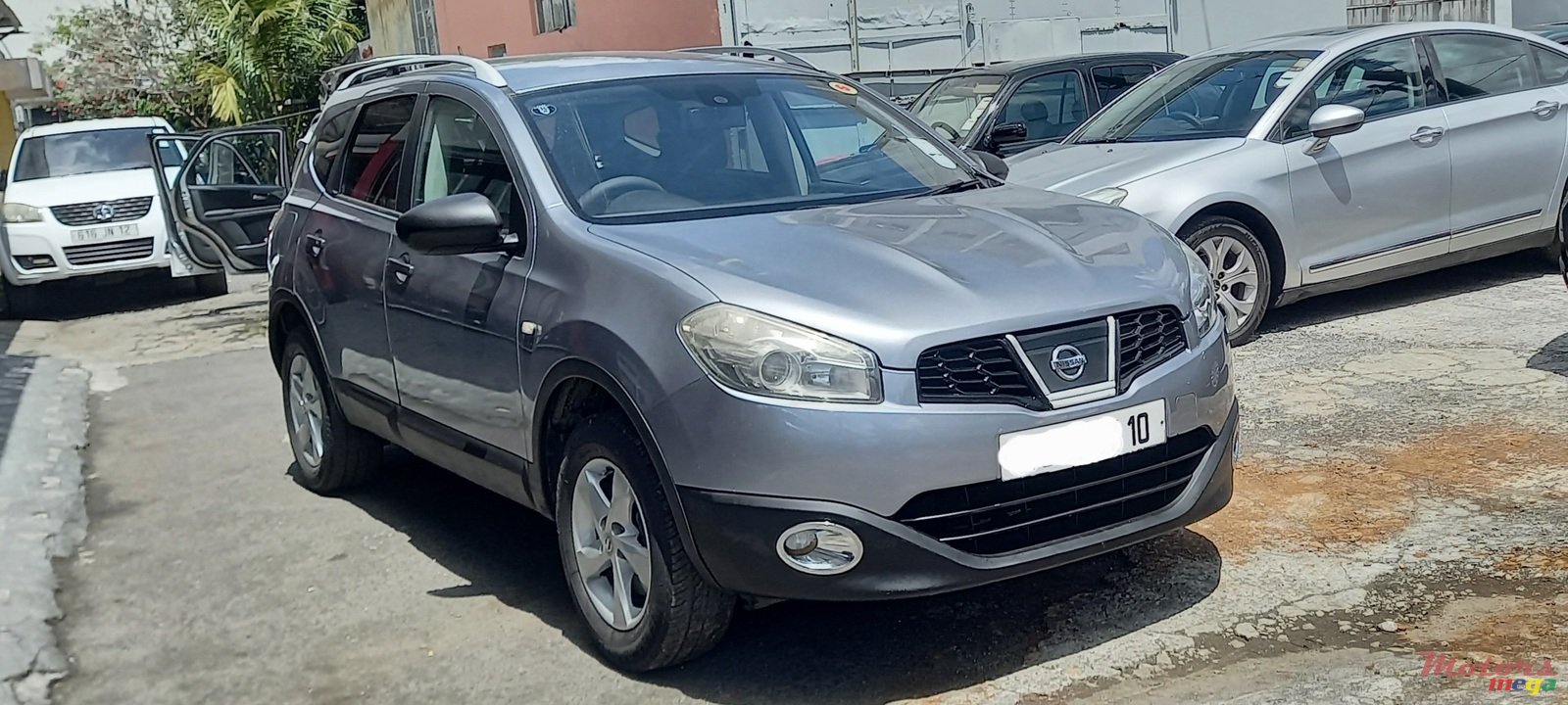 2010' Nissan Qashqai+2 photo #1