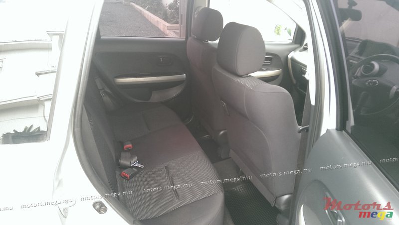 2003' Toyota IST photo #4