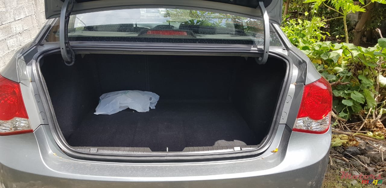 2010' Chevrolet Cruze photo #5